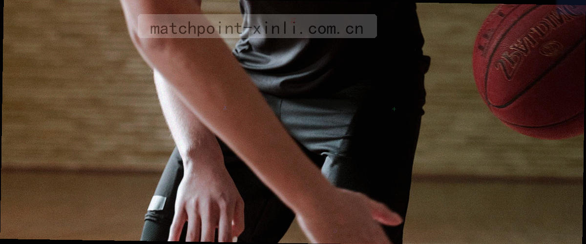 由节点与光线组成的抽象数据同步示意图，表现账号与多设备之间的收藏同步路径